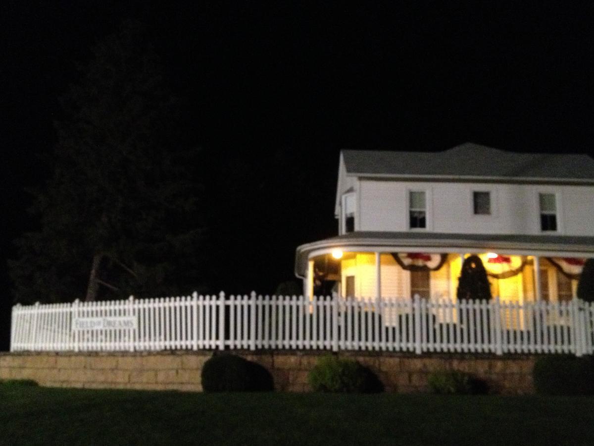 Field Of Dreams House Apartment Dyersville Bagian luar foto